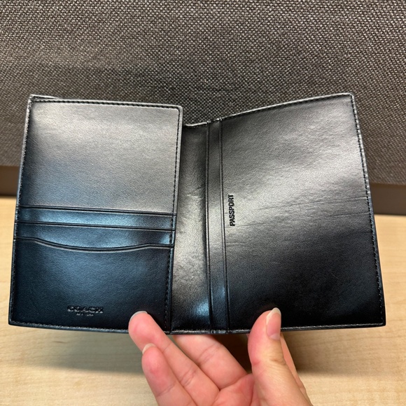 RARE! NWT! Coach Vandal Gummy Bear Passport holder F77914 - Picture 4 of 7